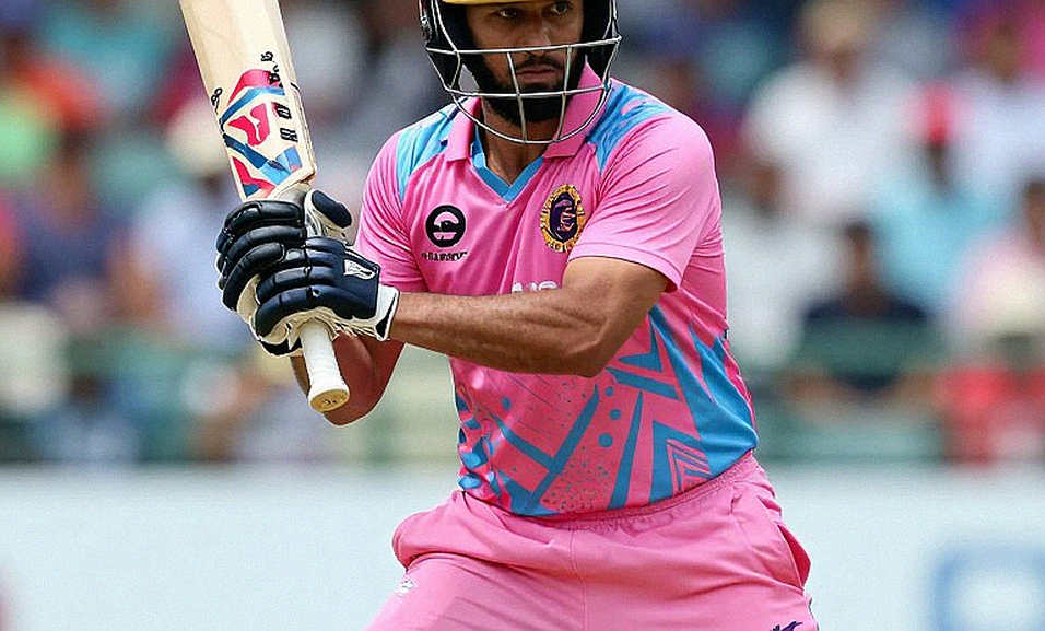 Before Durban's Light Dies: Renshaw's Long Game, Cummins' Short Ball, and the Proteas on the Defensive Before Durban's Light Dies: Renshaw's Long Game, Cummins' Short Ball, and the Proteas on the Defensive