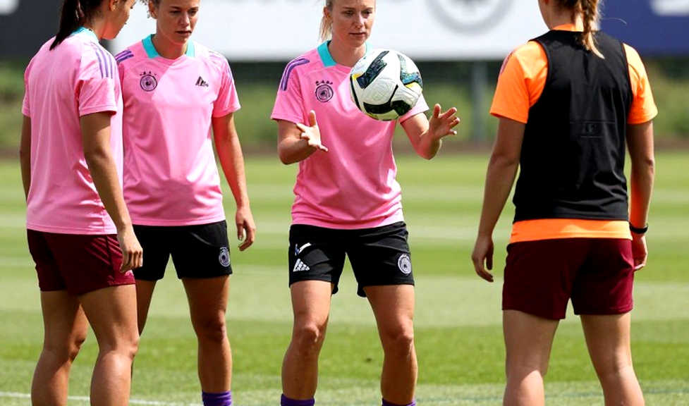 Argentina leave the No.10 shirt vacant, but the tribute can survive only in friendlies Argentina leave the No.10 shirt vacant, but the tribute can survive only in friendlies