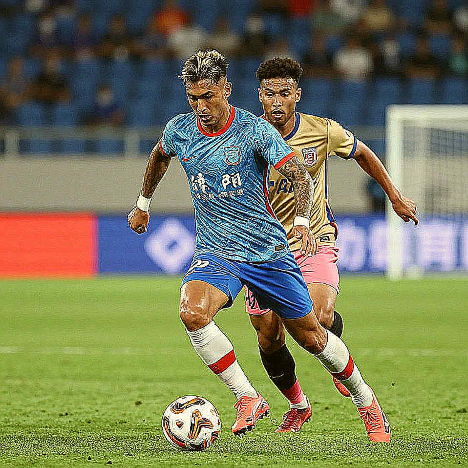 Mexico's Left Flank Hole: How Chávez's Red Card Broke Márquez's Plan Mexico's Left Flank Hole: How Chávez's Red Card Broke Márquez's Plan